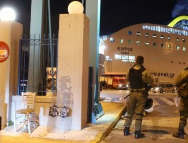 Πειραιάς: Επίθεση σε οπαδούς της ΑΕΚ στο λιμάνι - Φωτοβολίδες, κροτίδες και μολότοφ (βίντεο)